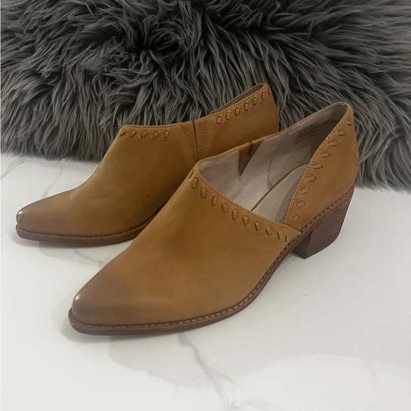 Caslon Shoes - Caslon Julian Slip On Pointed Toe Ankle Booties, Tan Leather, Womens Size 9.5